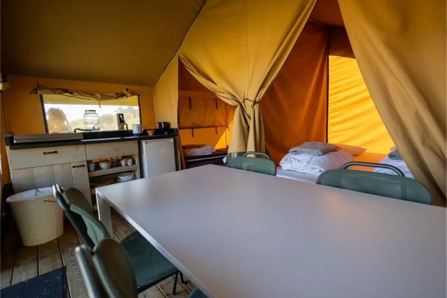 Safari escape lodge interieur keuken en eethoek