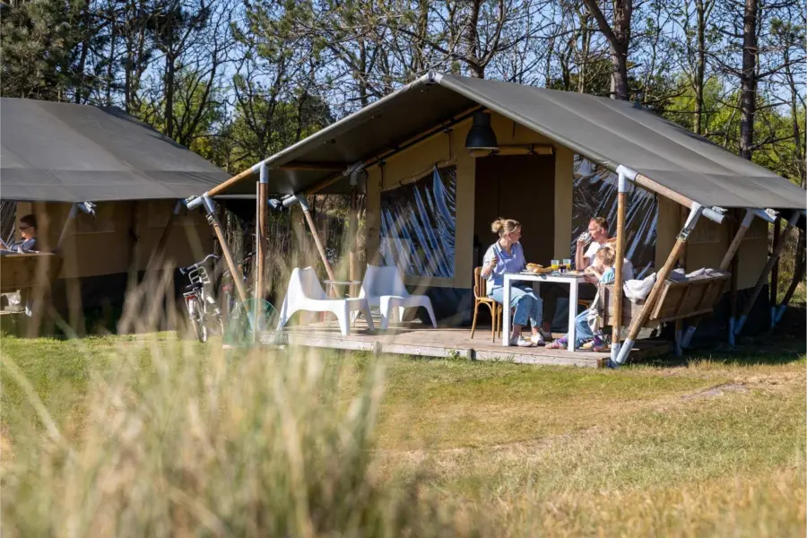 Safari escape lodge gezin op terras camping duinoord ameland