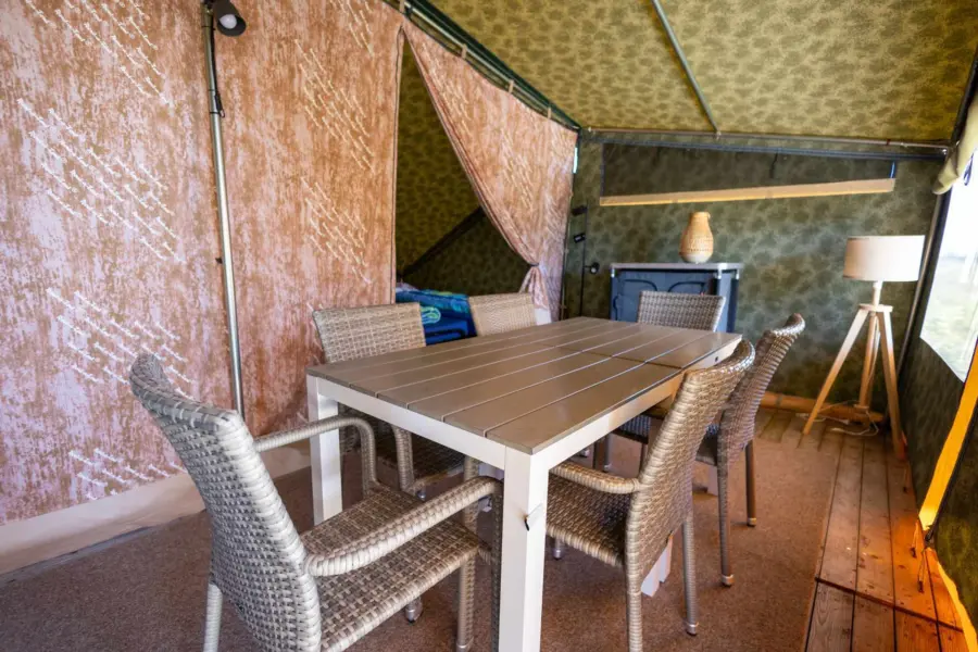 Duynlodge eettafel huurtent