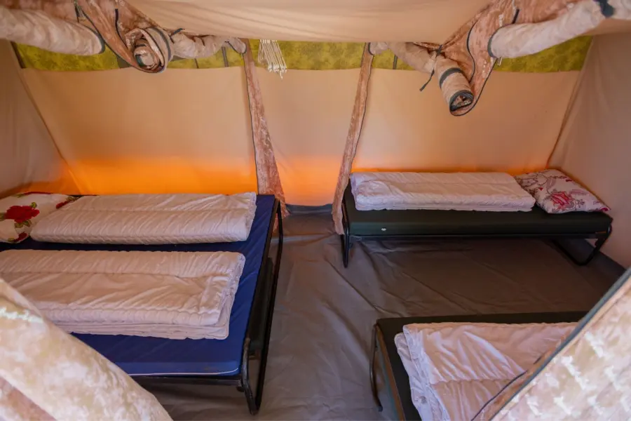 Slaapgedeelte sunlodge tent vijf personen ameland