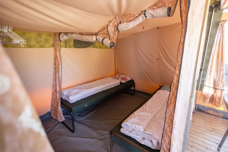 Slaapkamer sunlodge tent eenpersoonsbedden ameland