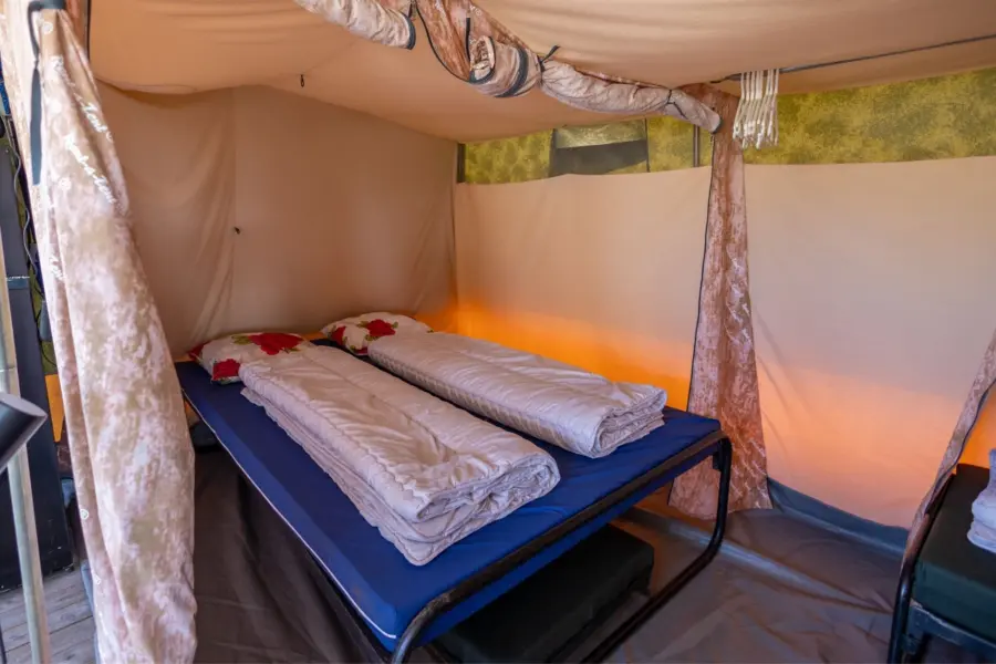 Slaapkamer sunlodge tent tweepersoonsbed ameland