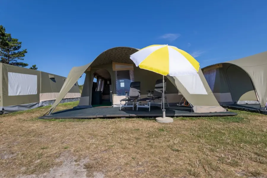 Sunlodge tent met terras en parasol ameland