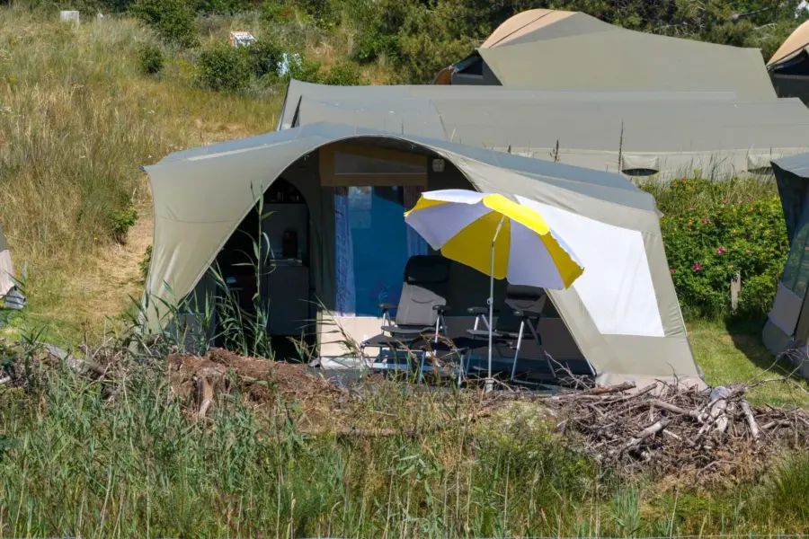 Sunlodge tent tussen duinen ameland
