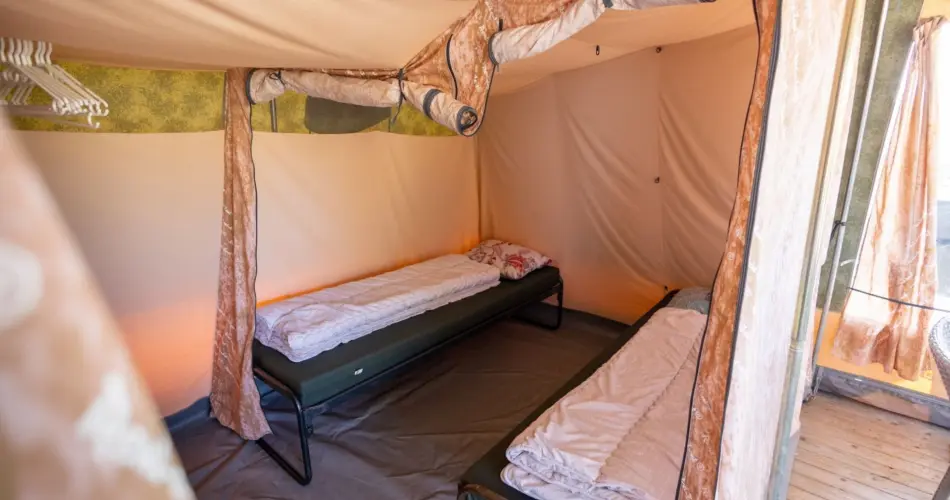 Slaapkamer sunlodge tent eenpersoonsbedden ameland