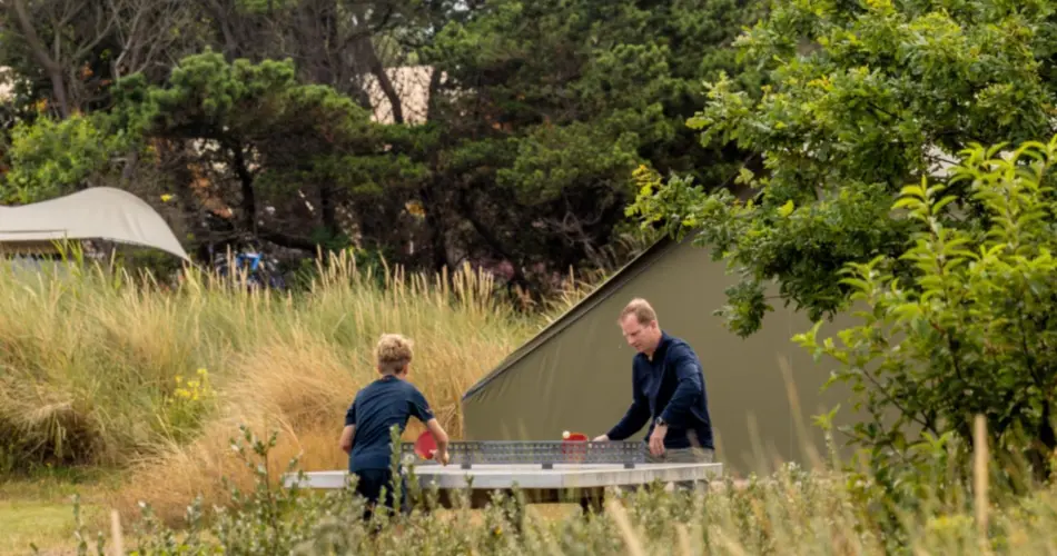 Vader en zoon tafeltennis Strandcamping Duinoord