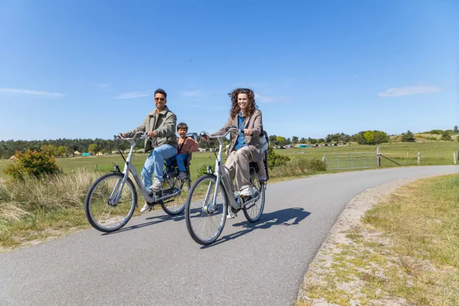 Fietsen op ameland gezin