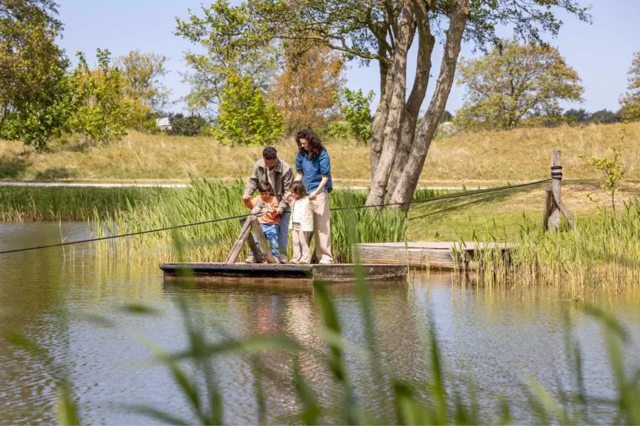 Gezin spelen vlot natuur ameland