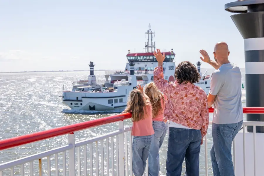 Gezin overtocht veerboot ameland