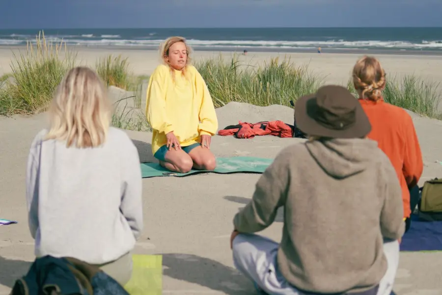 Yoga op het strand Ameland Camping Duinoord