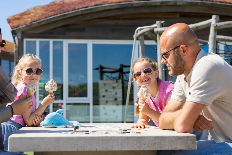 Gezin ijsje eten terras duinoord
