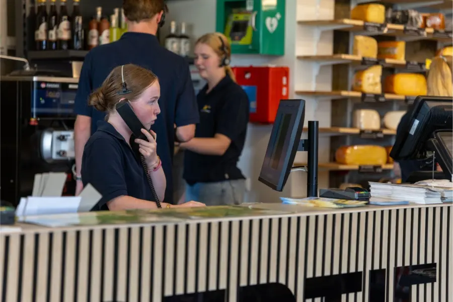 Medewerker receptie telefoon strandcamping duinoord ameland