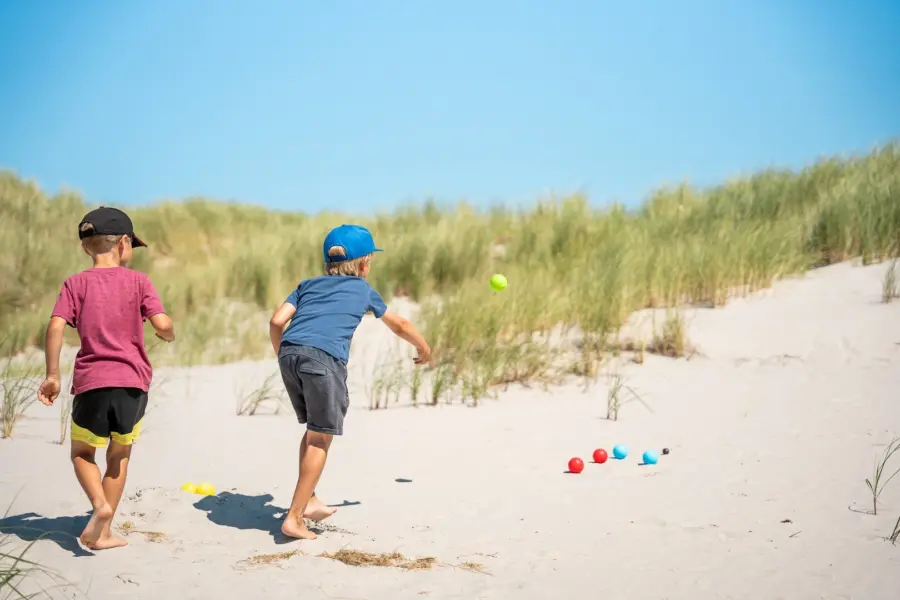Kinderen spelen in de duinen op Ameland