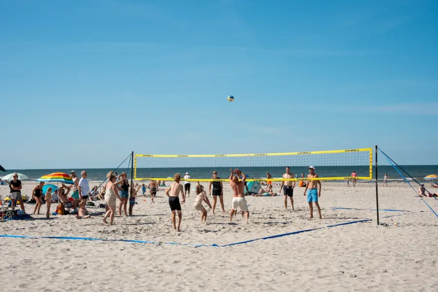Groep strand volleybal Ameland