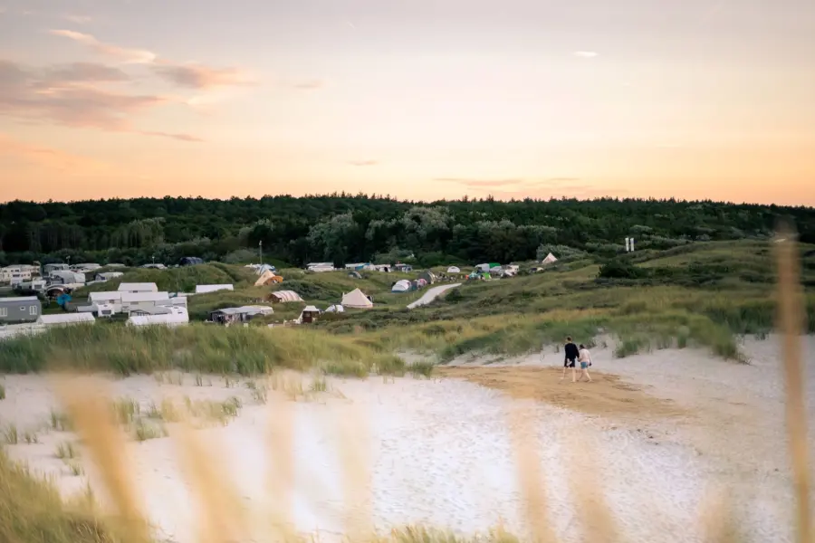 Stel wandelen duinen Strandcamping Duinoord