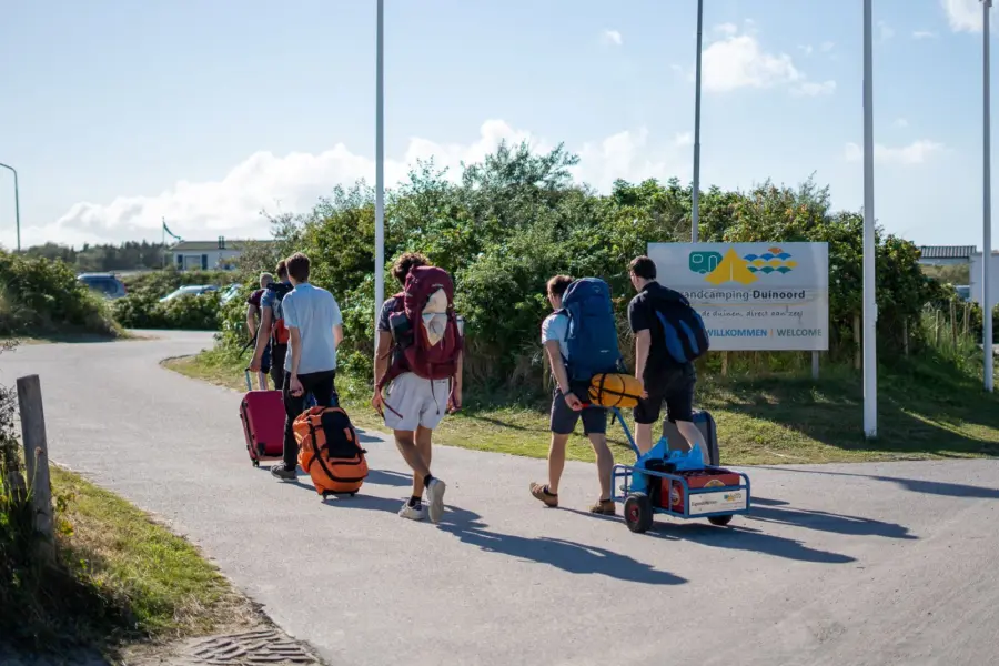 Groep met bagage entree Strandcamping Duinoord