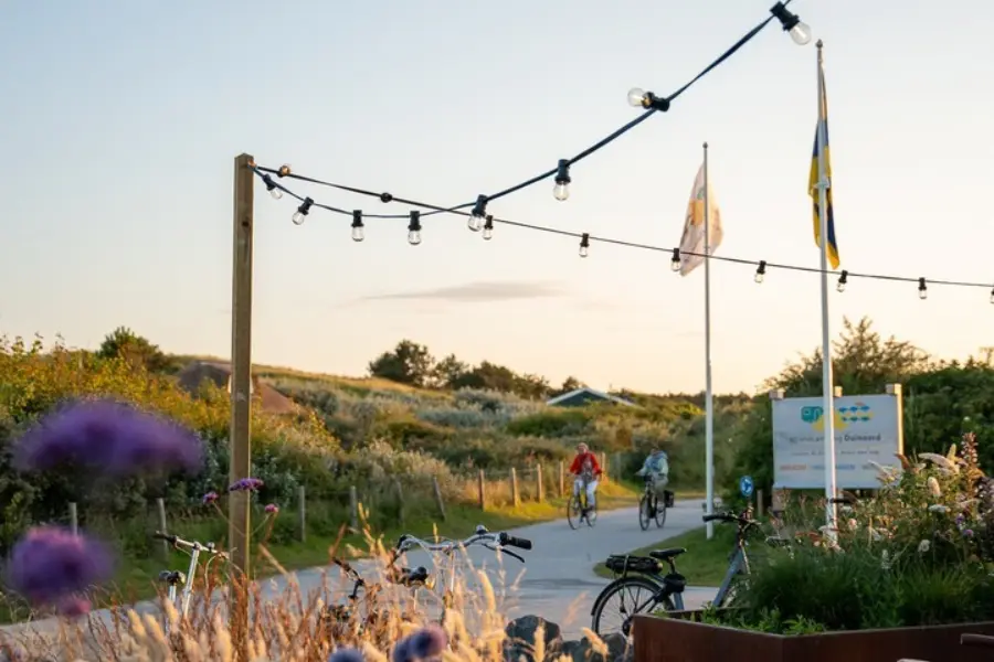 Ondergaande zon camping Duinoord Ameland