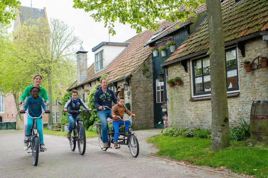 Fietsers op Ameland Strandcamping Duinoord