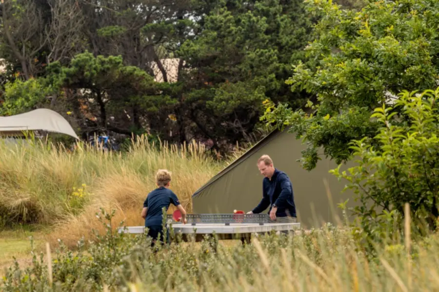 Vader en zoon tafeltennis Strandcamping Duinoord