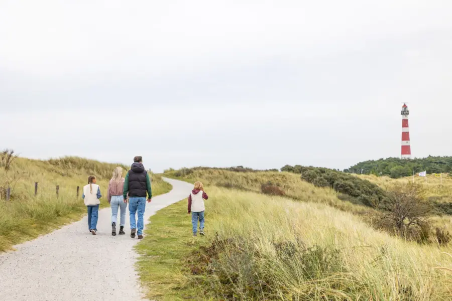 Gezin wandelen duinen vuurtoren ameland