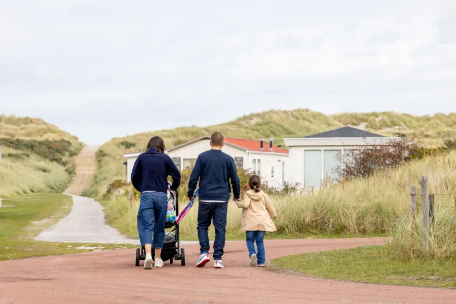 Gezin wandelen chalets strandpad duinoord ameland