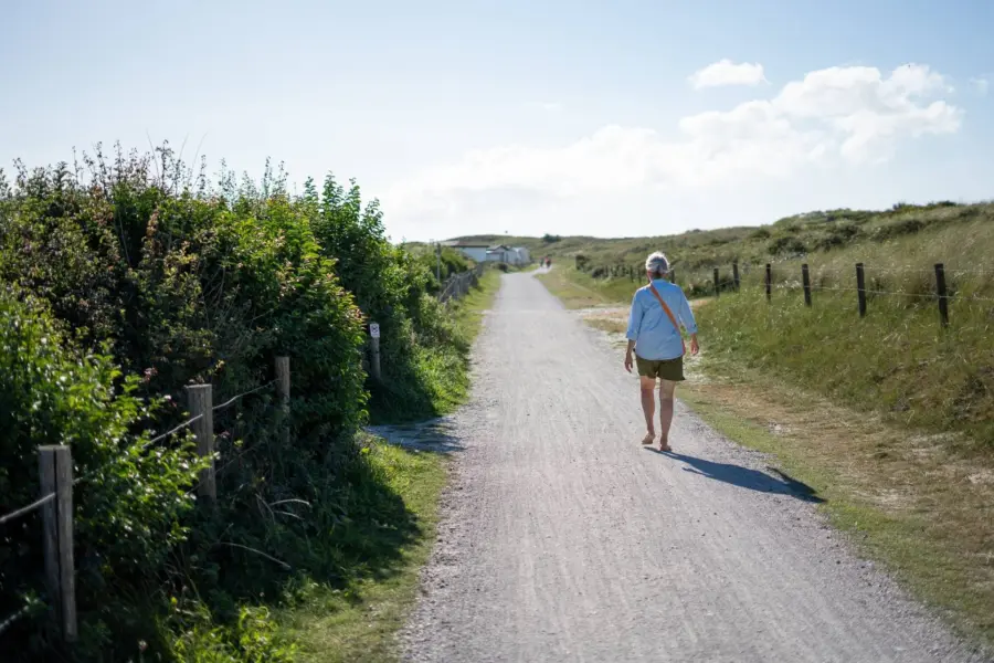 Vrouw wandelen duinpad ameland